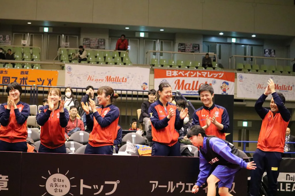写真：勝利に沸く日本ペイントマレッツベンチ/撮影：ラリーズ編集部