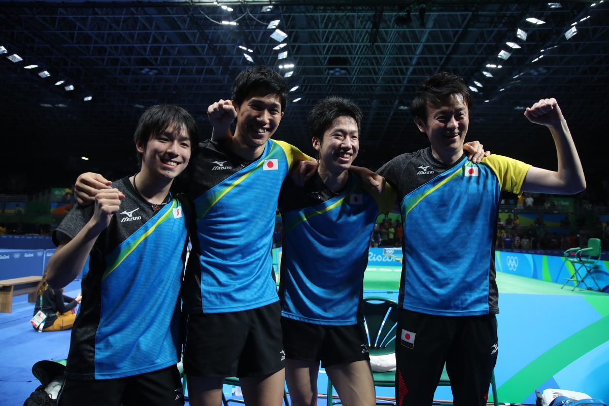 写真：試合後笑顔を見せる日本男子団体メンバー/提供：ittfworld
