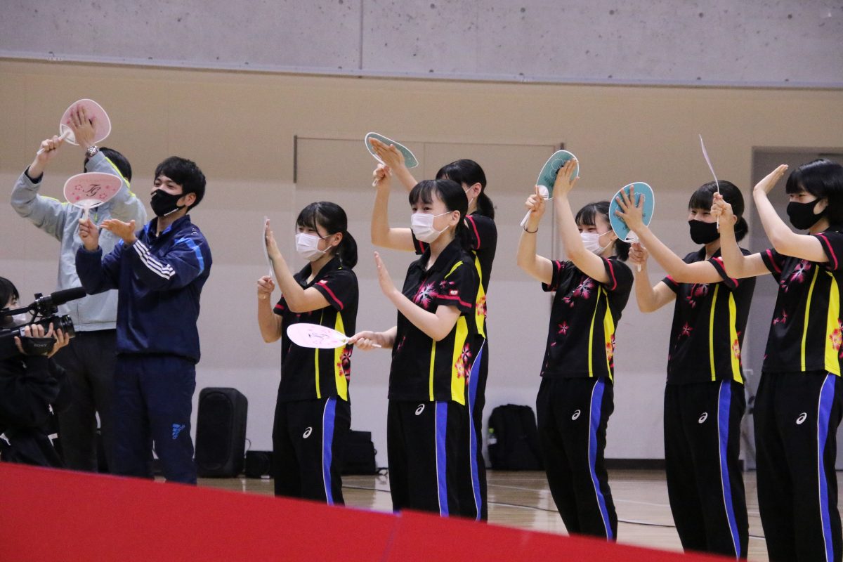 写真：鈴木ひかるを大成女子高校卓球部員が応援する/撮影：ラリーズ編集部