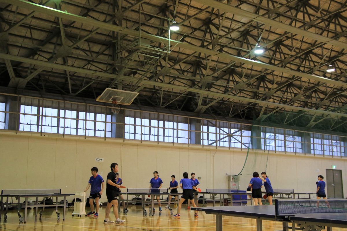 写真：練習に励む札幌大学女子卓球部員/撮影：ラリーズ編集部