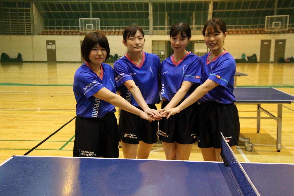 写真：札幌大学女子卓球部を支えた4年生/撮影：ラリーズ編集部