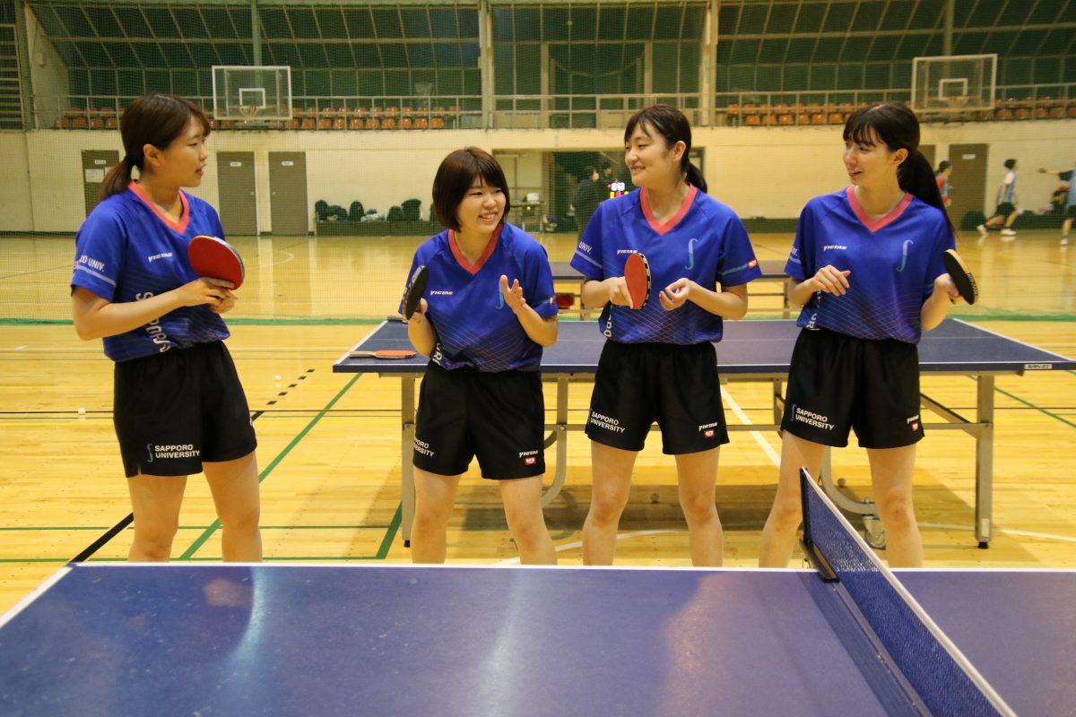 写真：札幌大学女子卓球部4年生/撮影：ラリーズ編集部