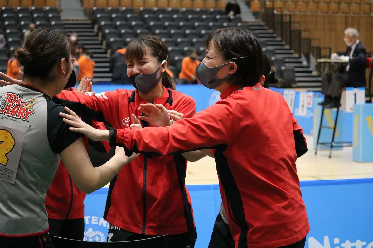 写真：優勝を決めた德永を称える加藤姉妹/撮影：ラリーズ編集部