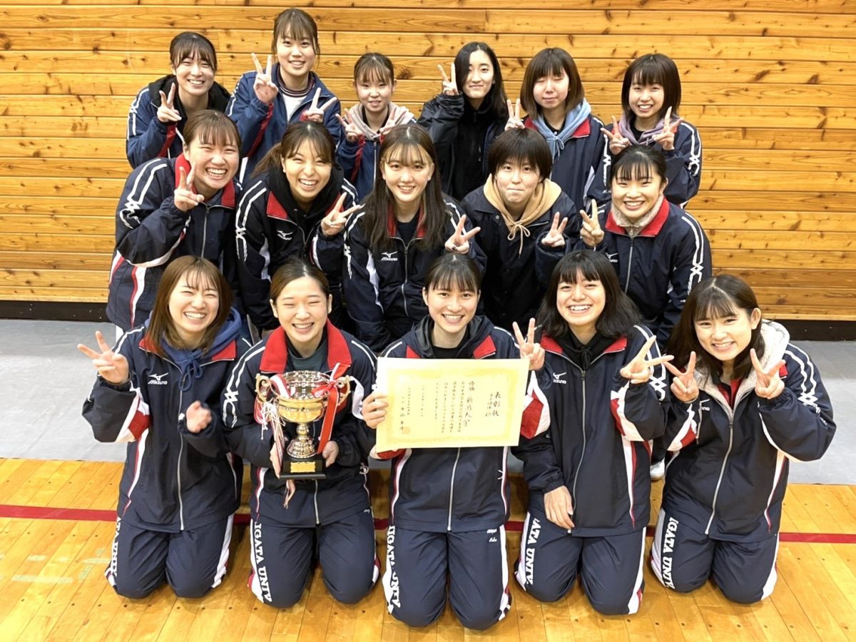 写真：女子団体優勝の新潟大学/提供：北信越学生卓球連盟