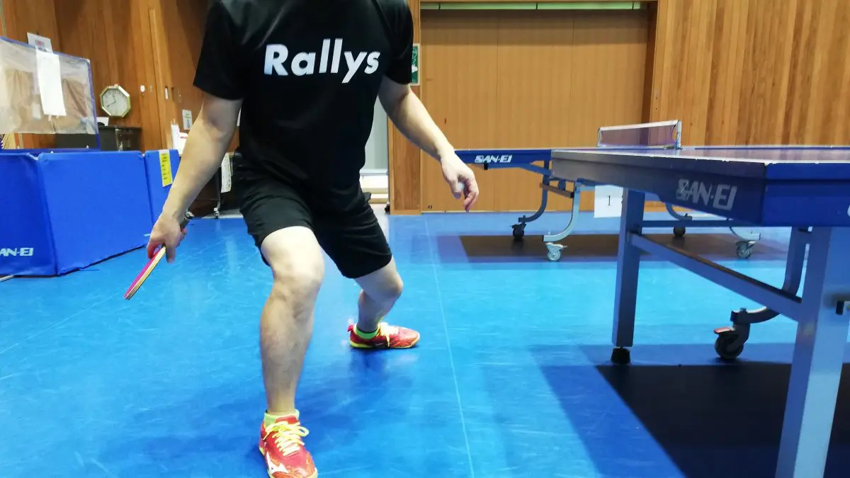 初心者が覚えなければならない正しい足の動かし方 頭で勝つ 卓球戦術 卓球メディア Rallys ラリーズ