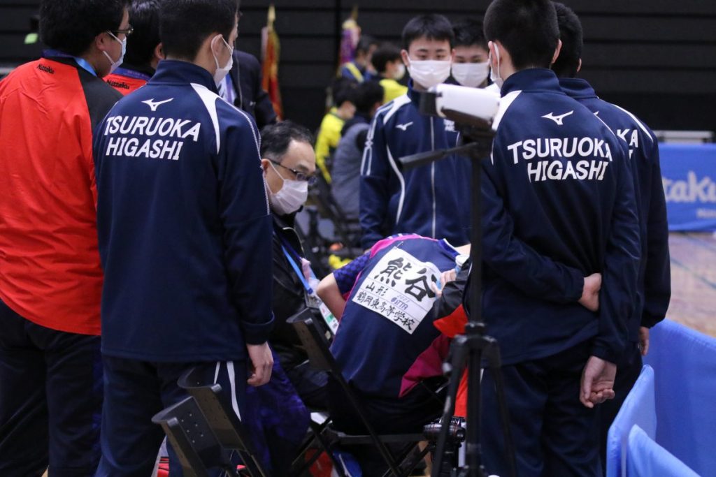 写真：故障のため治療を行う熊谷楓希（鶴岡東）/撮影：ラリーズ編集部