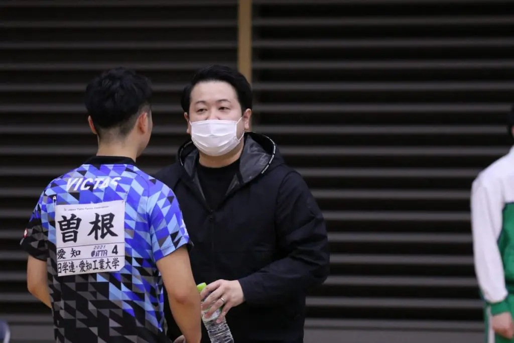 写真：全日学で曽根翔のベンチに入った坂本竜介氏/撮影：ラリーズ編集部