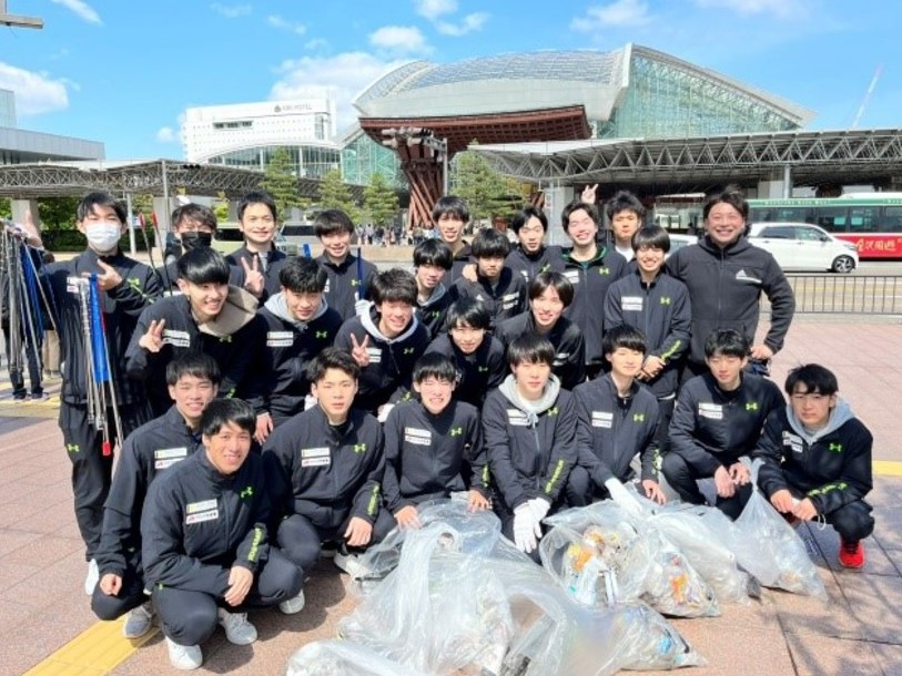 写真：金沢駅周辺の清掃活動の様子/提供：北陸大学