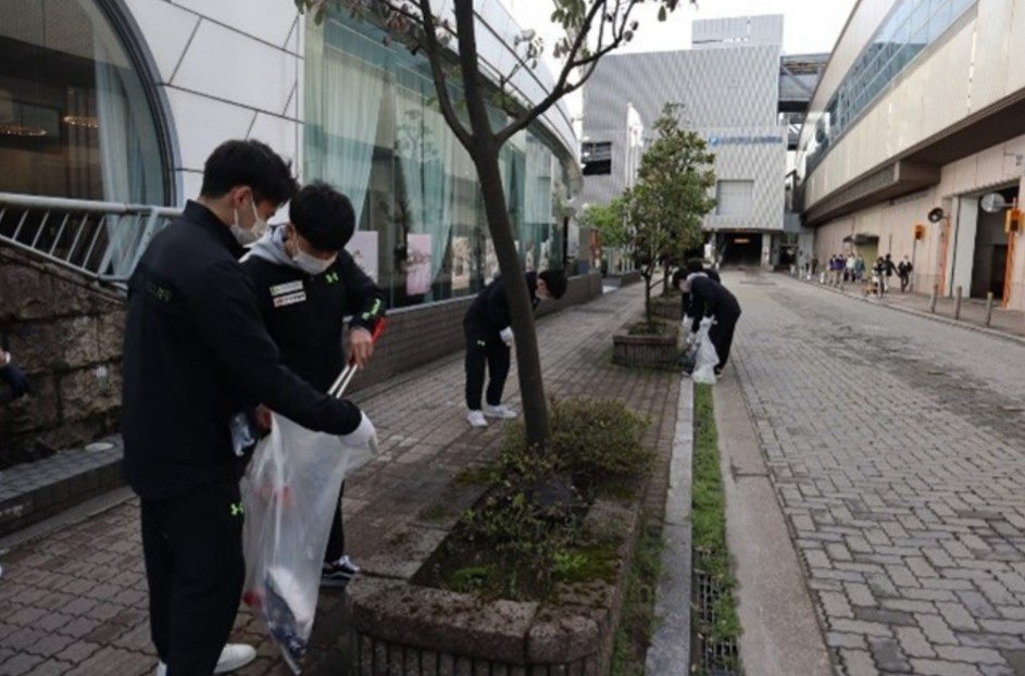 写真：金沢駅周辺での清掃ボランティアの様子/提供：北陸大学