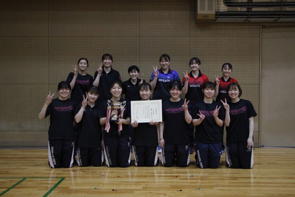 写真：女子団体優勝の新潟大学/提供：北信越学生卓球連盟