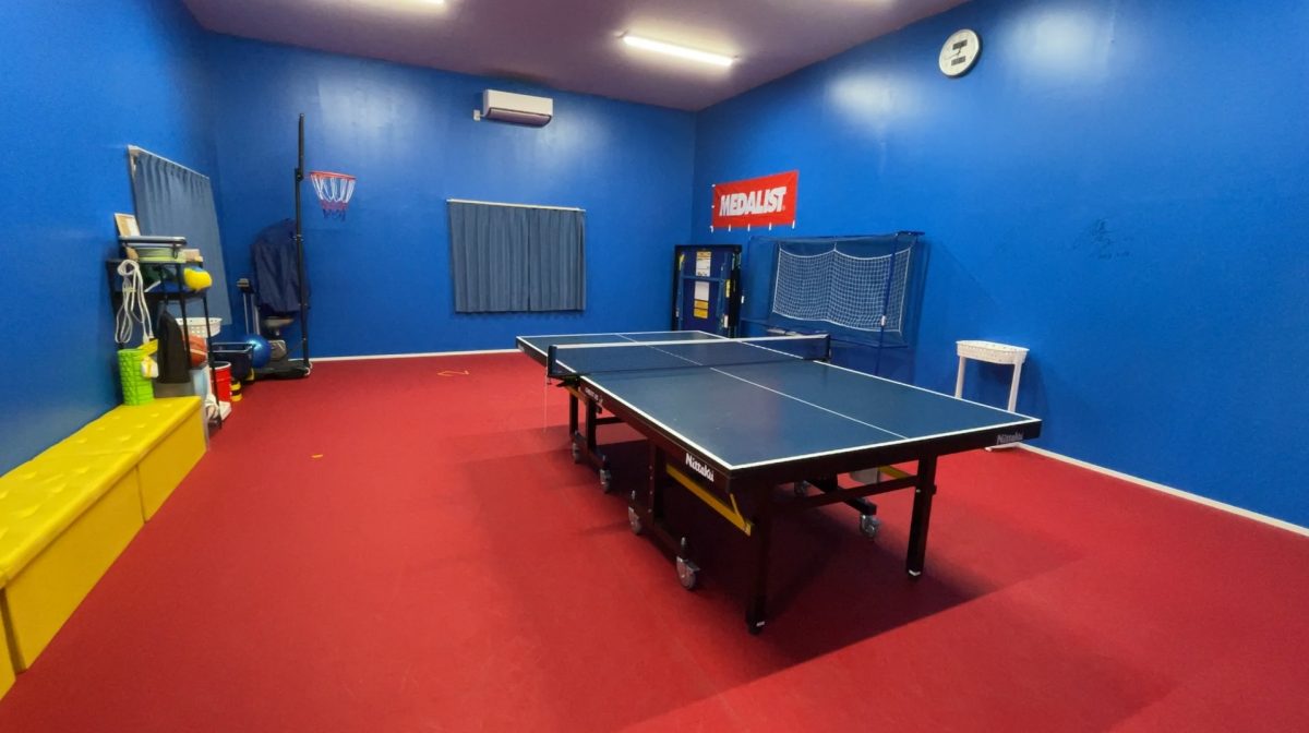 写真：寮には赤マットで卓球台が置ける練習スペースも確保されている/撮影：ラリーズ編集部