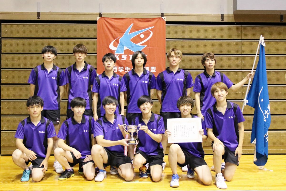 写真：京都産業大学男子/提供：関西学生卓球連盟／馬渡卓也・能津桂