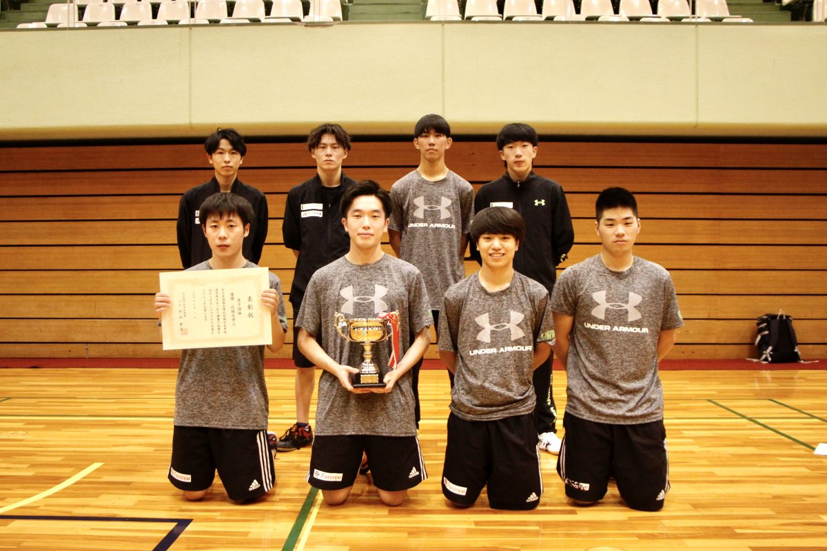 写真：優勝した北陸大学A/提供：北信越学生卓球連盟