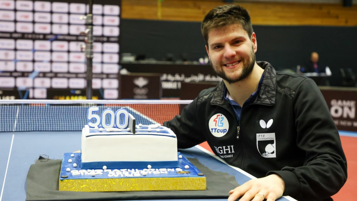卓球ドイツ代表・オフチャロフが史上4人目の国際大会通算500勝　記念ケーキが贈呈