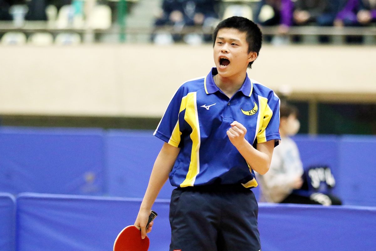 写真：大野佑真（関西学院大学）/提供：関西学生卓球連盟／馬渡卓也・能津桂