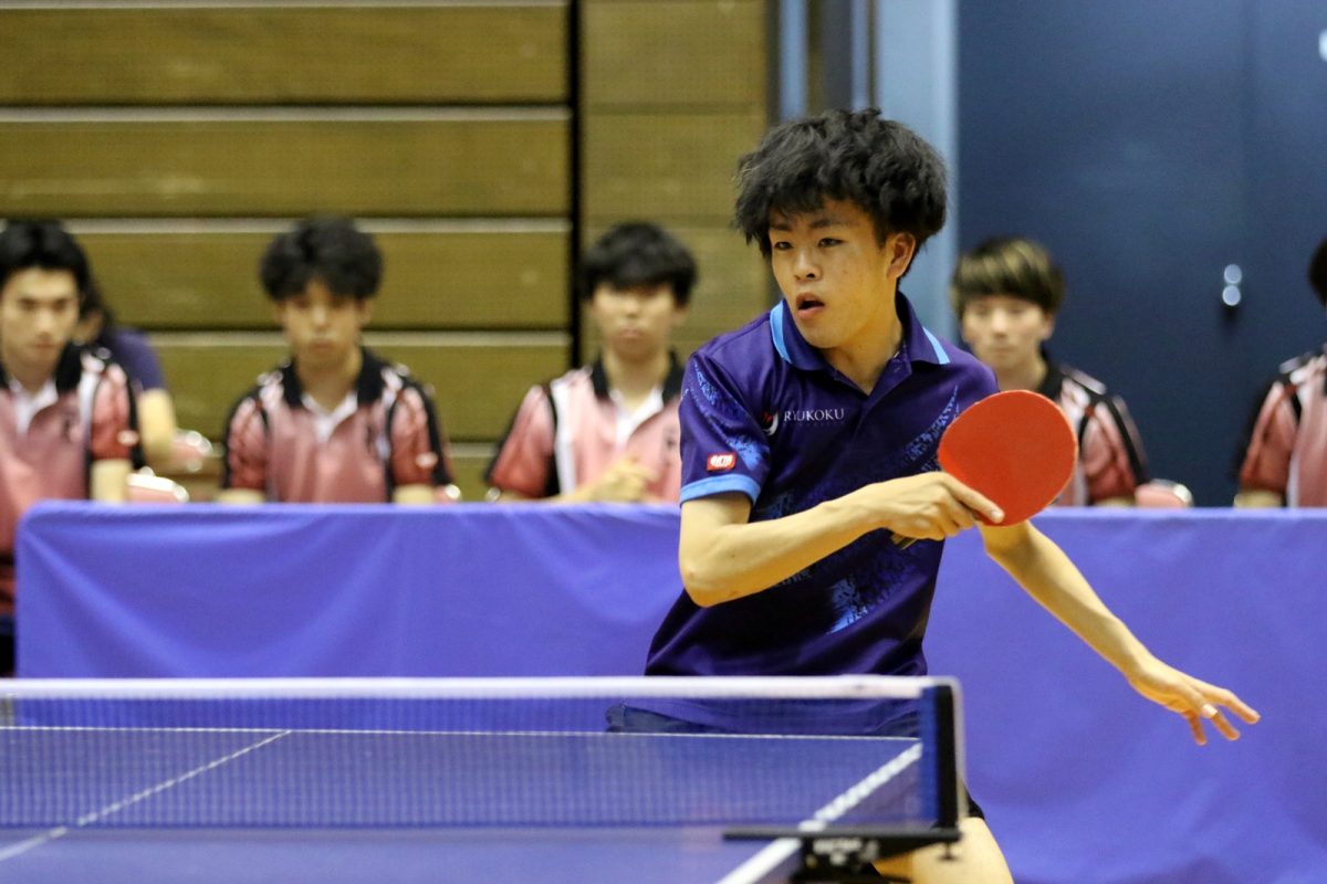 写真：西坂優也（龍谷大学）/提供：関西学生卓球連盟／馬渡卓也・能津桂