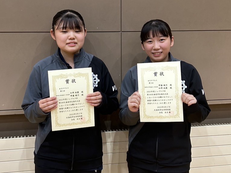 写真：小野寺美羽・髙リノカ（札幌国際大学）/提供：北海道学生卓球連盟