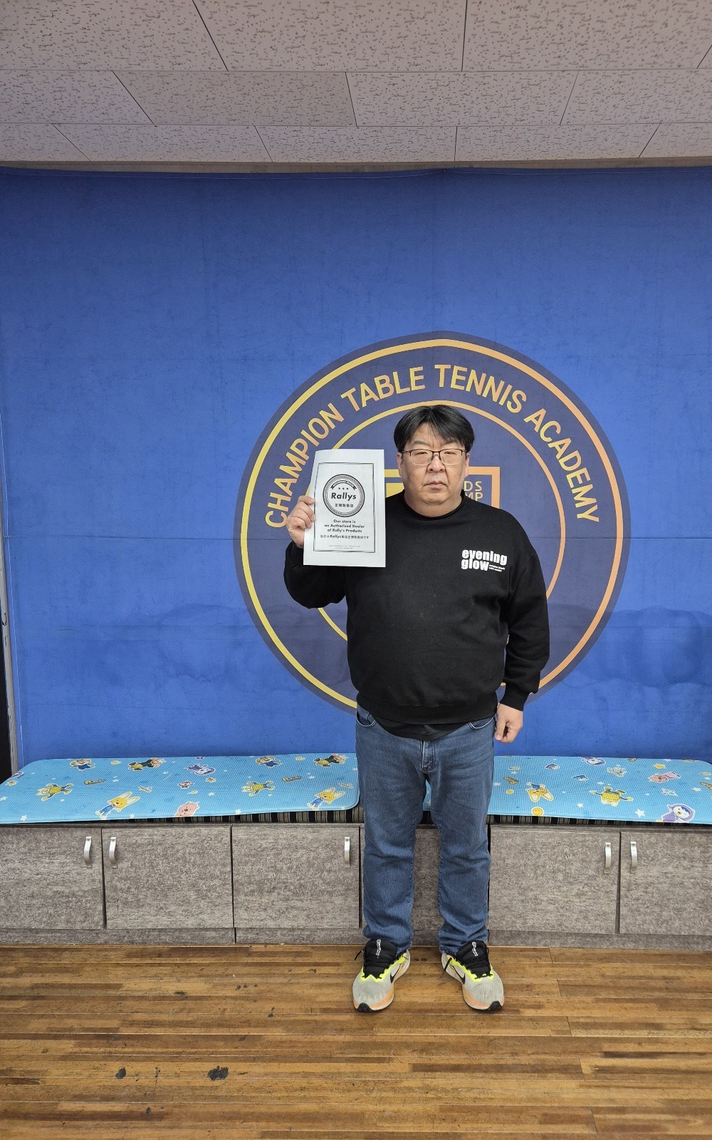 写真：Rallys正規販売店の認証を持つドンスさん/提供：ピンポンドリームアース