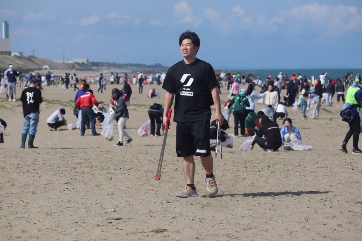 写真：海岸清掃活動の様子/提供：北陸大学