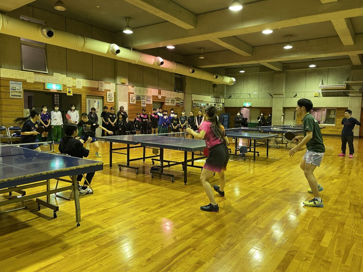 写真：ダブルスでの対戦の様子/提供：本庄第一高校卓球部