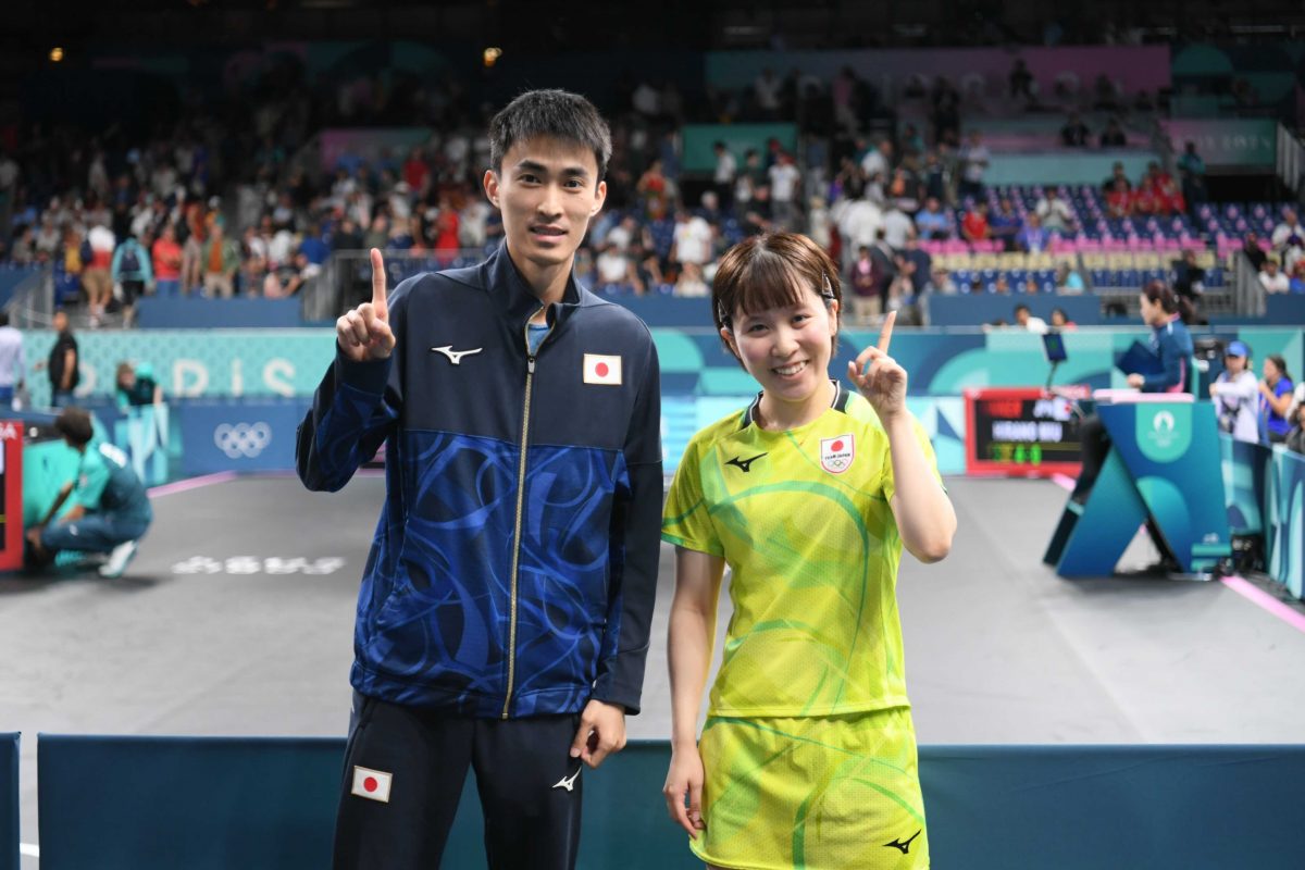 写真：試合後の平野と張成コーチ/提供：ITTF/ONDA