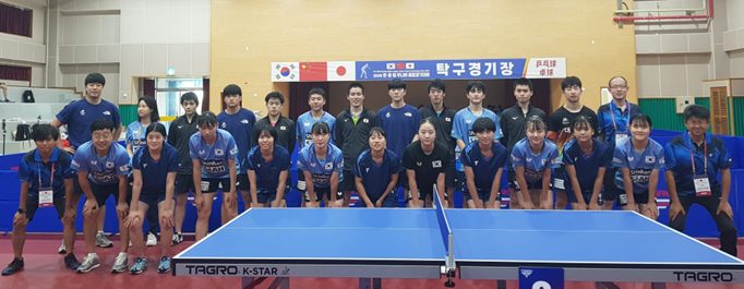 写真：第32回日・韓・中ジュニア交流競技会に参加した日本選手団と韓国選手団/提供：全国高体連卓球専門部