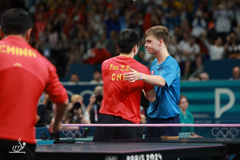 写真：決勝戦の後に称え合う両者　提供：ITTFWorld