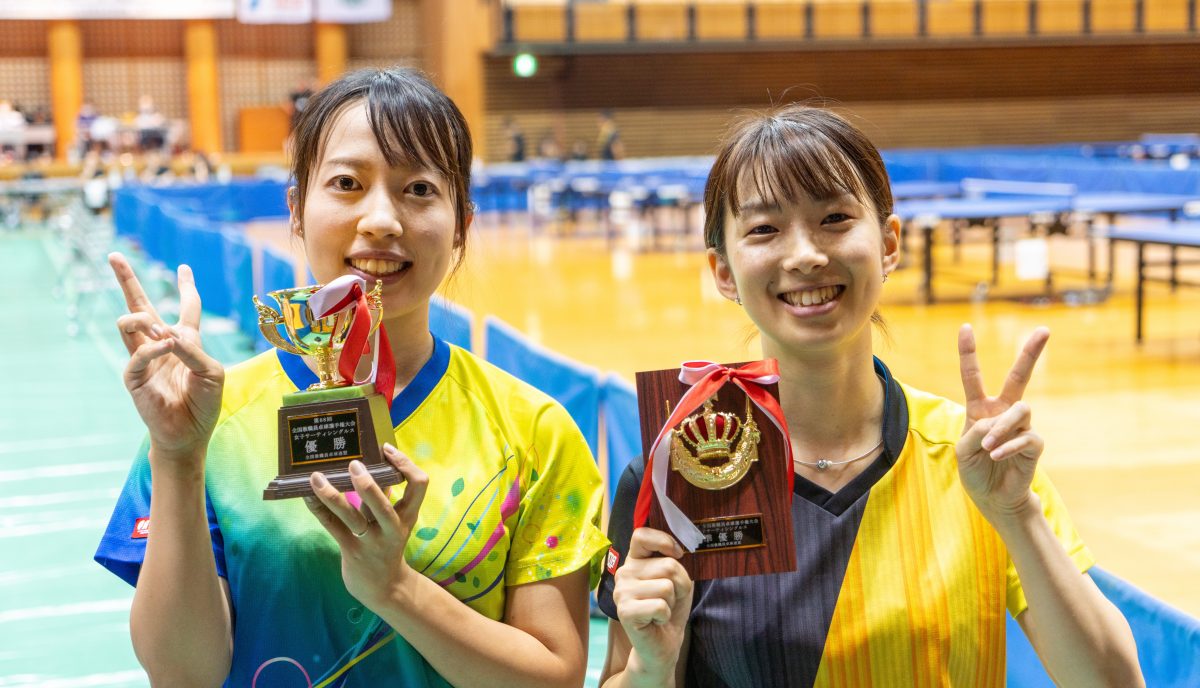 写真：優勝　伊藤美優（宝塚市立光明小学校：左）準優勝　酒井麻莉子（甲南大学：右）/撮影：ラリーズ編集部