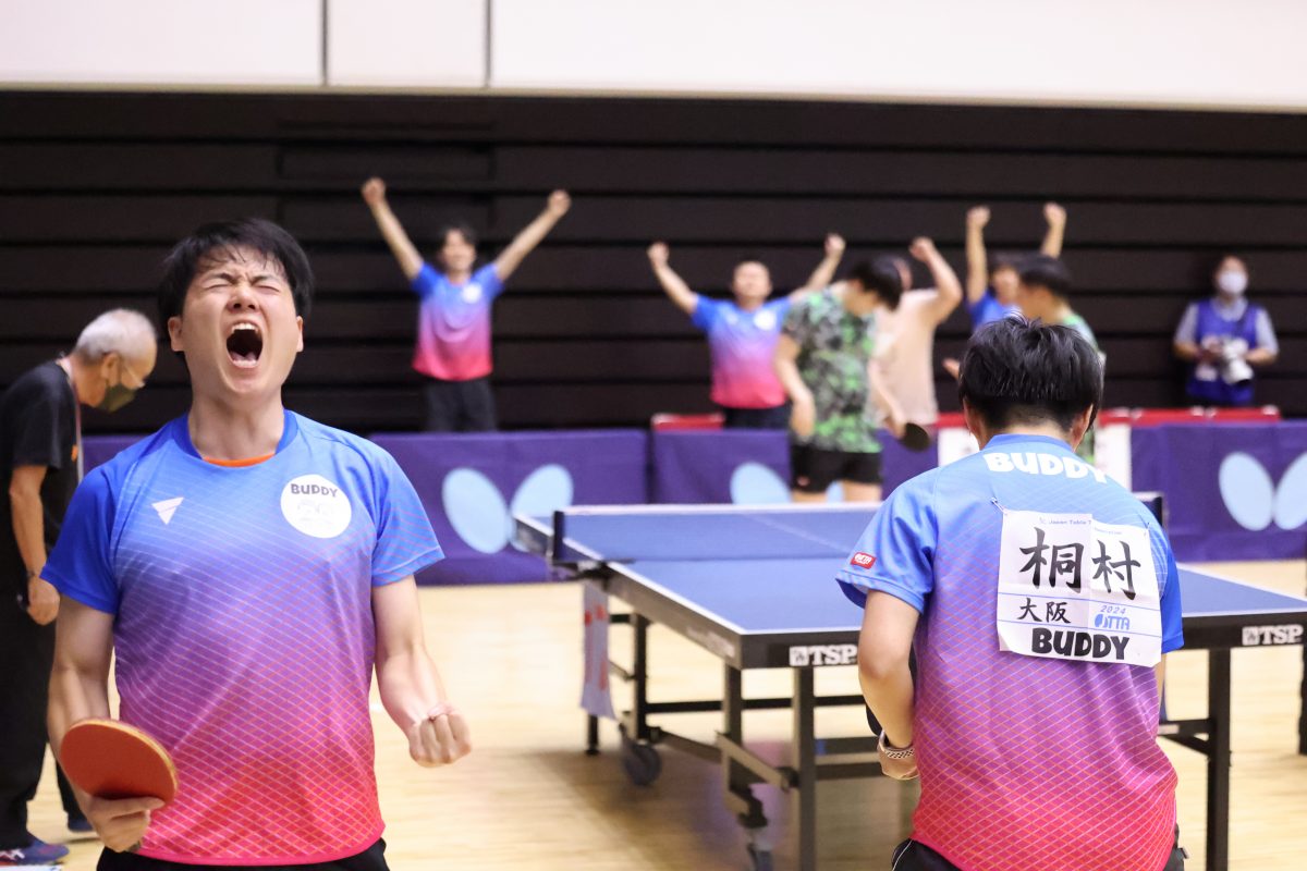 写真：2024年クラブ選手権で熱いガッツポーズを見せる西田成利（BUDDY・写真左）/撮影：ラリーズ編集部