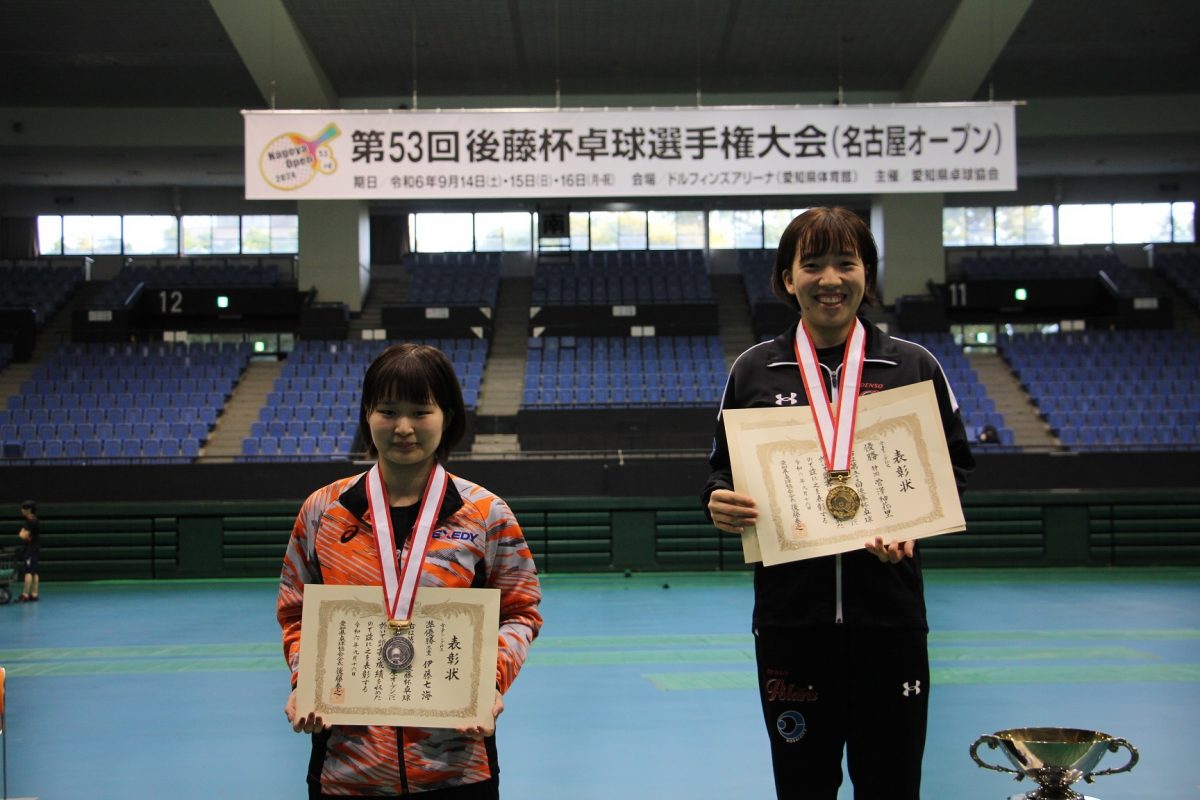 写真：女子シングルス表彰式/提供：愛知県卓球協会　第53回後藤杯卓球選手権大会広報委員