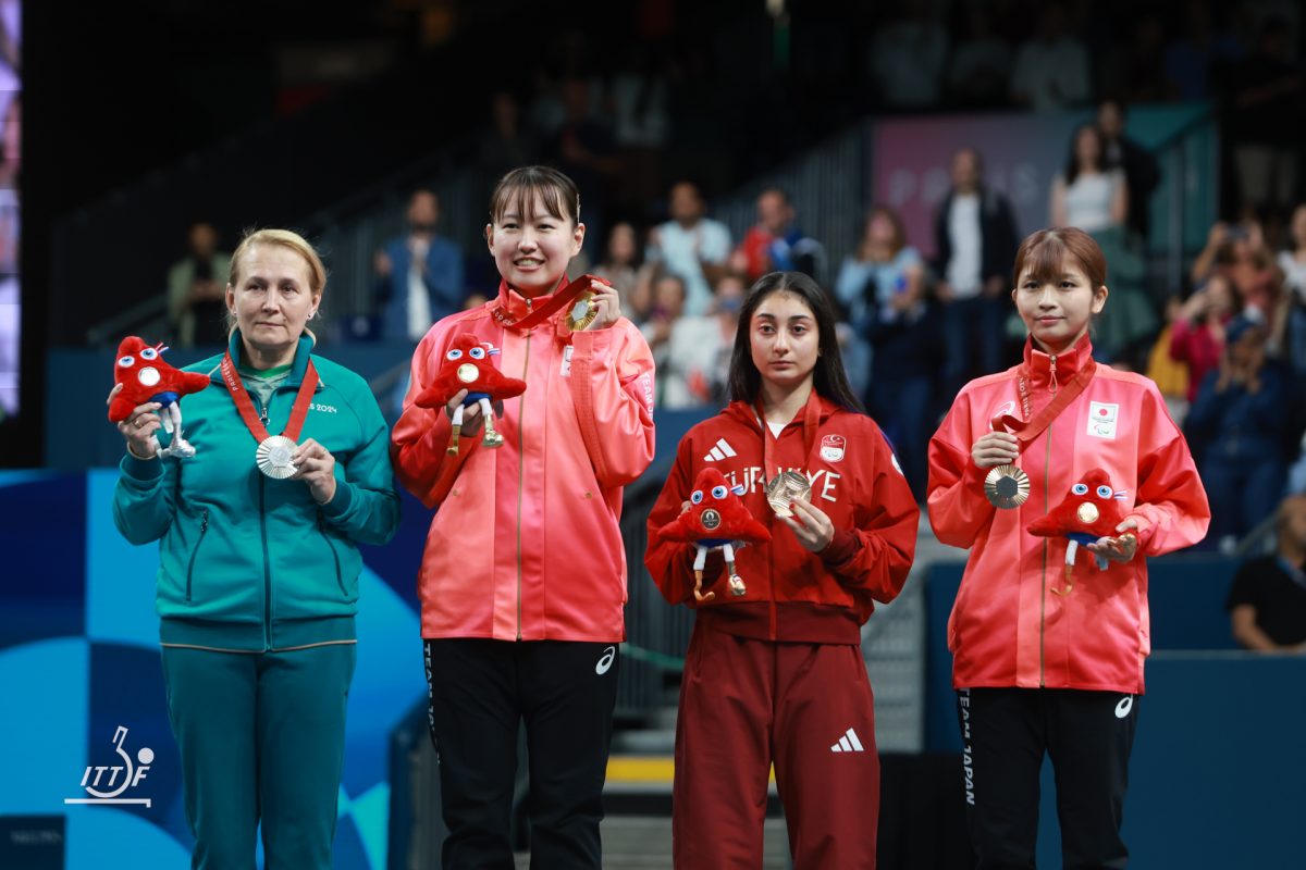 写真：和田なつき（内田洋行・左から2番目）、古川佳奈美（えん・コミュニケーションズ・右）/提供：ITTFWorld