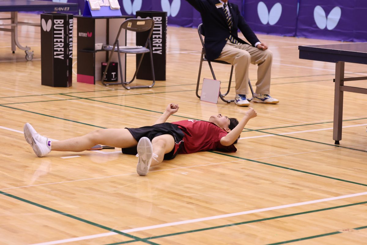 写真：三浦裕大（筑波大学）に勝利して倒れこむ徳田幹太（早稲田大学）/撮影：ラリーズ編集部