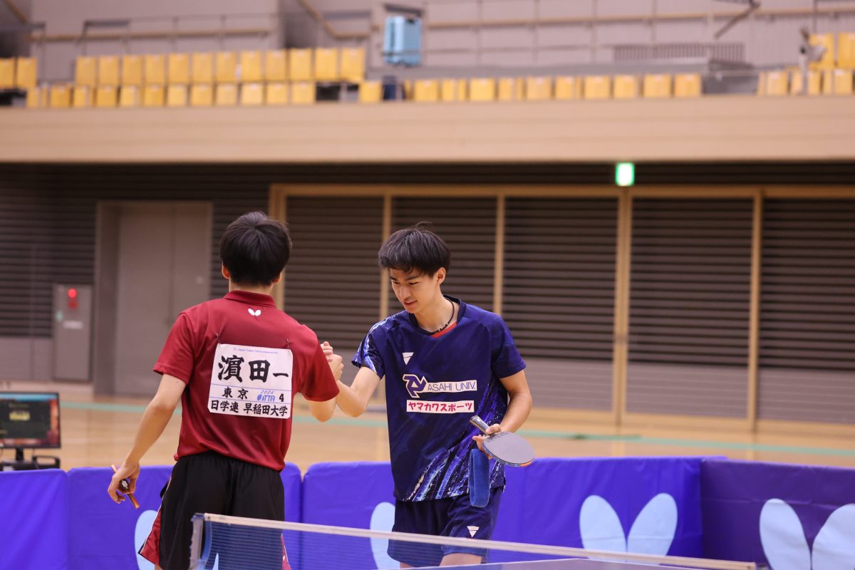 写真：試合後の岡野俊介（朝日大学）と濵田一輝（早稲田大学）/撮影：ラリーズ編集部