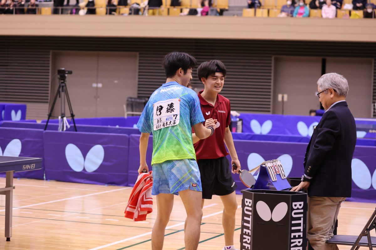 写真：試合後の伊藤礼博（日本大学）と徳田幹太（早稲田大学）/撮影：ラリーズ編集部