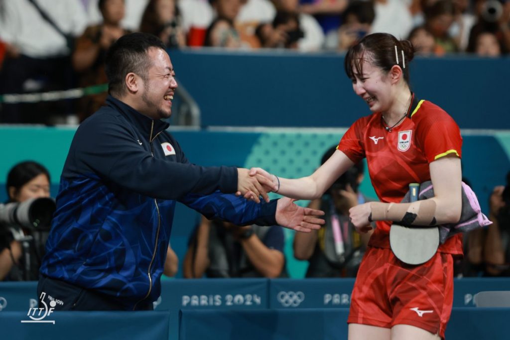 写真：早田ひな（日本生命）と石田大輔氏/提供：ITTFWorld