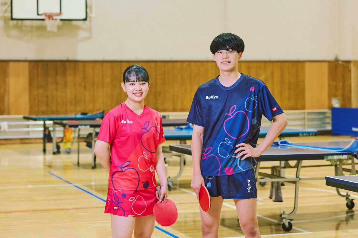 写真：小林りんご（青山学院大学・154㎝・トップスXS、スコートM着用）　島岡修斗（安田学園高校・173㎝・トップス/パンツともにL着用）/撮影：伊藤圭