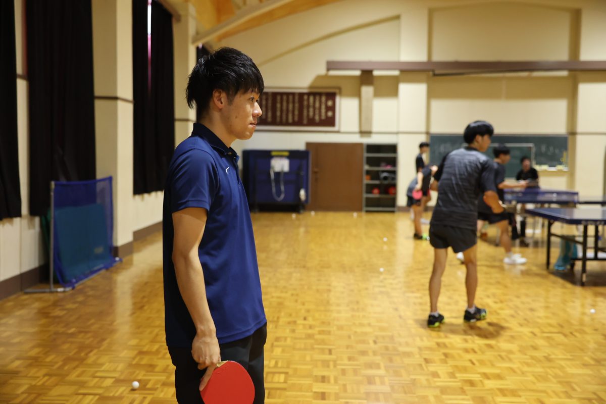 写真：練習を見つめる宮澤淳監督/撮影：ラリーズ編集部