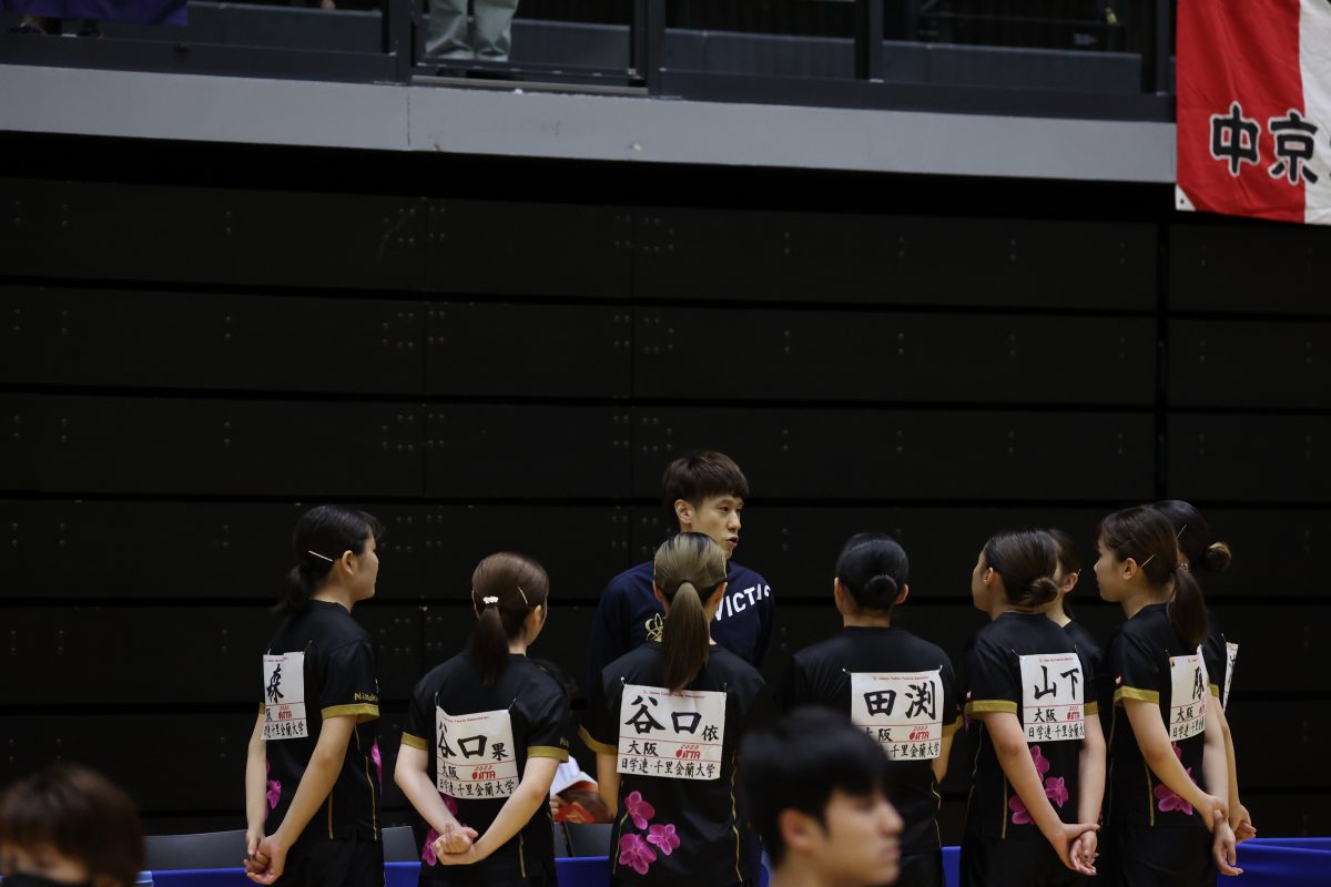 写真：ミーティングで話す吉田和也監督/撮影：ラリーズ編集部