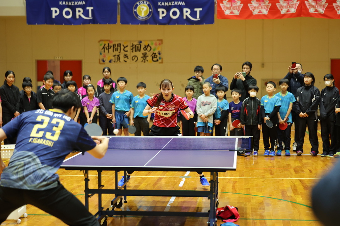 早田ひな（日本生命レッドエルフ）と五十嵐史弥（金沢ポート）