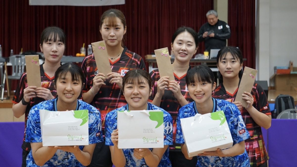 写真：日本女子A（出澤、枝廣、青井）：2勝0敗/提供：一般社団法人 日本学生卓球連盟