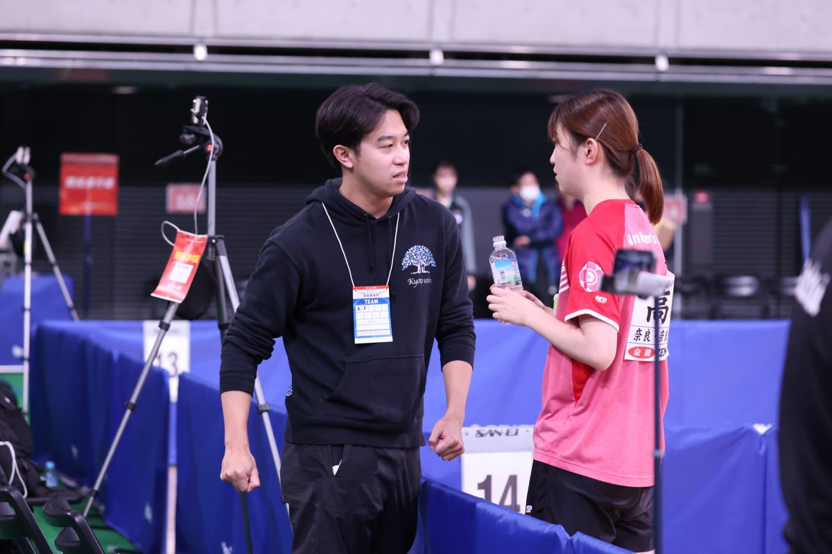 写真：高木あかね（奈良女子大）にアドバイスを送る高木葵さん/撮影：ラリーズ編集部