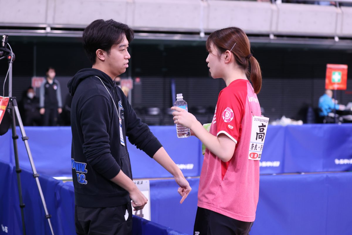 写真：高木あかね（奈良女子大）にアドバイスを送る高木葵さん/撮影：ラリーズ編集部