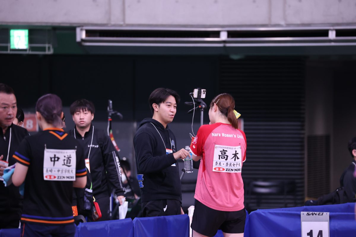 写真：高木あかね（奈良女子大）にアドバイスを送る高木葵さん/撮影：ラリーズ編集部