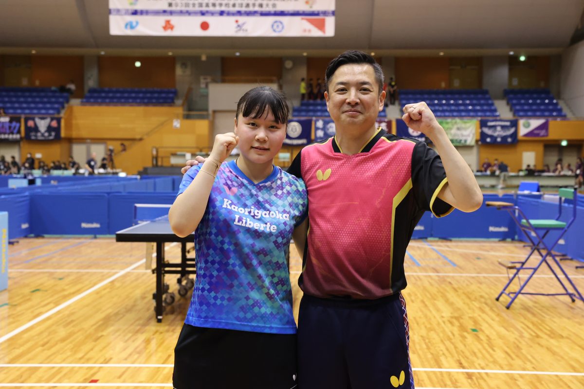 写真：娘の竹谷美涼（香ヶ丘リベルテ高）はインターハイシングルスを制した/撮影：ラリーズ編集部