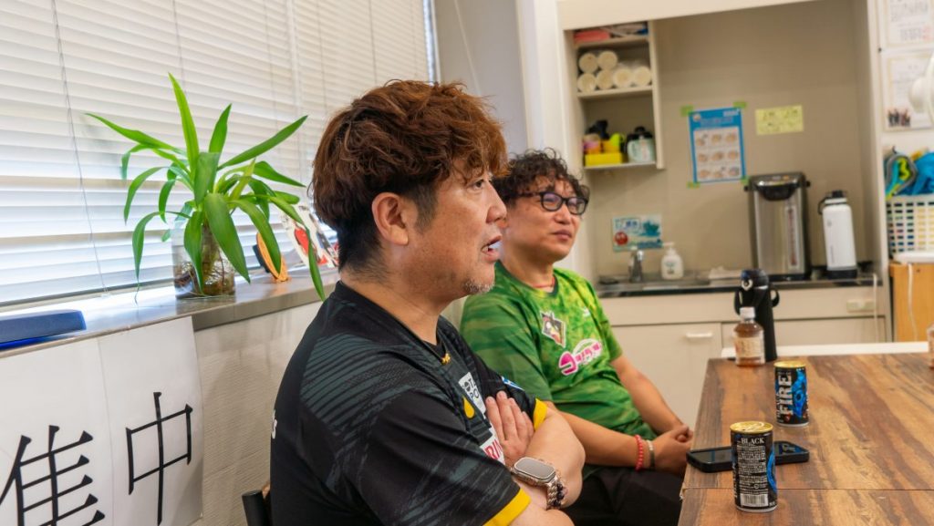 写真：飯村敏文さん（手前）と小路雅則さん/撮影：本藤