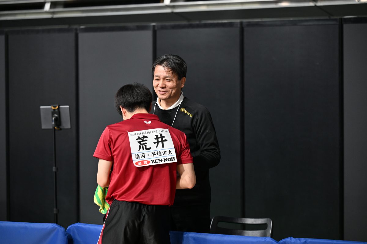 写真：荒井和也（早稲田大学）にアドバイスを送る父・荒井弘行さん/撮影：ラリーズ編集部