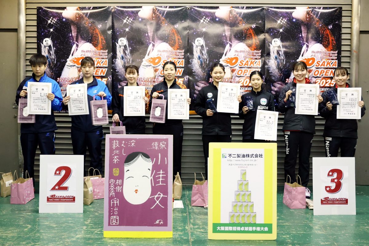 写真：女子ダブルス表彰/提供：NPO法人大阪卓球協会／馬渡卓也・能津桂
