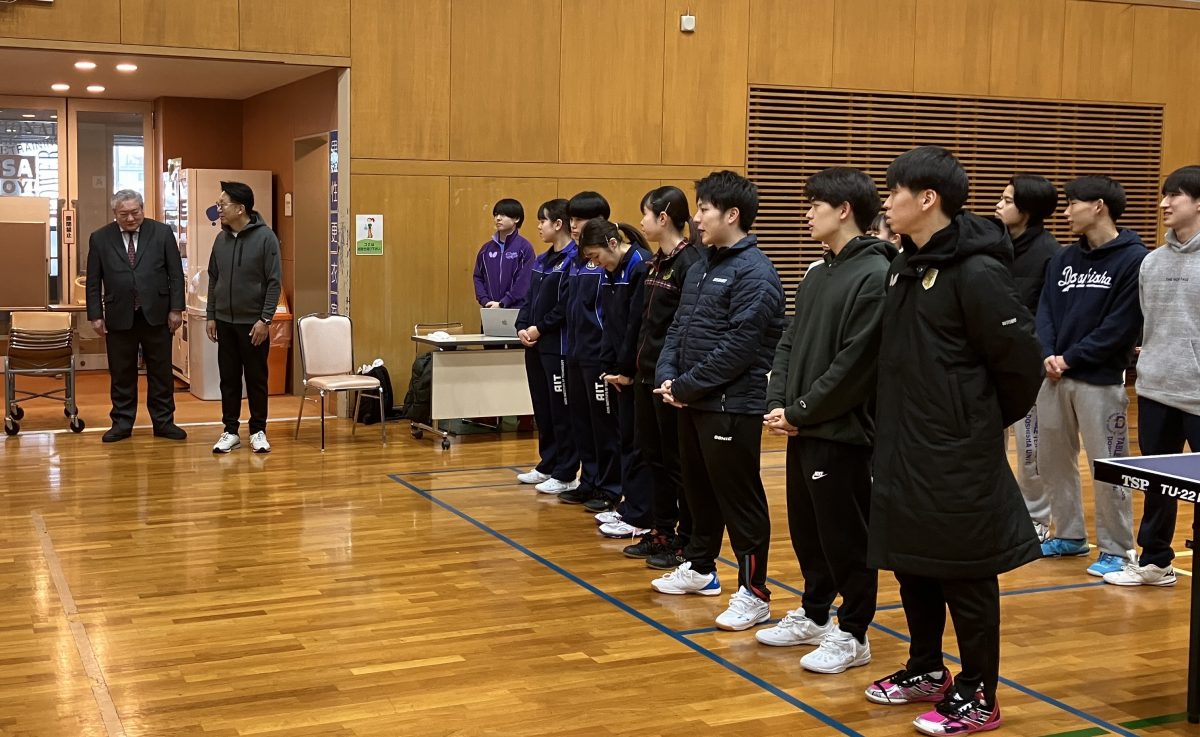 写真：開会式の様子、写真奥の明治大のジャージを着ているのが米田/提供：一般社団法人日本学生卓球連盟