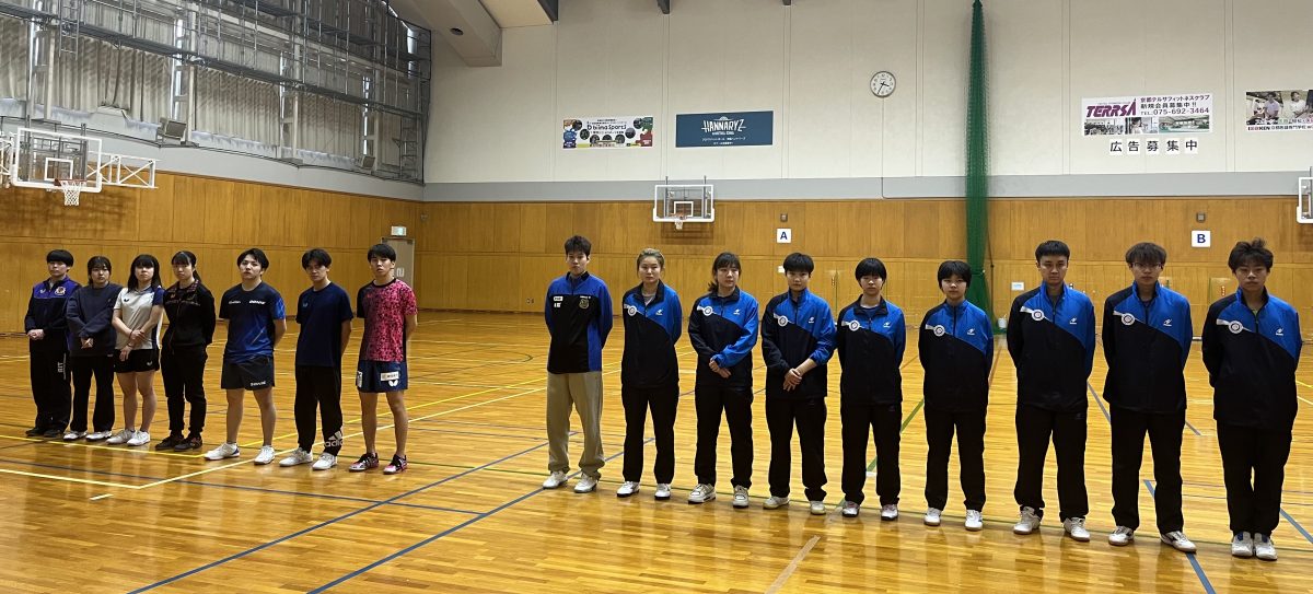 写真：日本選手・中国選手集合写真/提供：一般社団法人日本学生卓球連盟