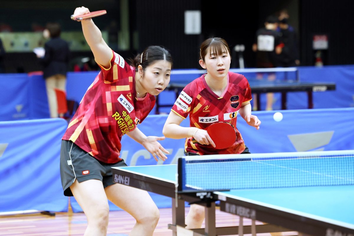 写真：木村光歩/枝廣瞳(中国電力ライシス)ペア/提供：NPO法人大阪卓球協会／馬渡卓也・能津桂